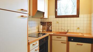 Een koelkast, een kookplaat, een vaatwasser