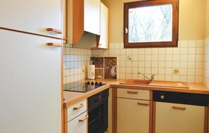 Réfrigérateur, four à micro-ondes, surface de cuisson, lave-vaisselle