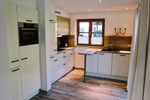 Kühlschrank, Mikrowelle, Ofen, Geschirrspüler