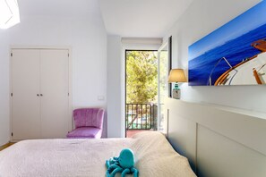 3 slaapkamers, een strijkplank/strijkijzer, gratis wifi, beddengoed