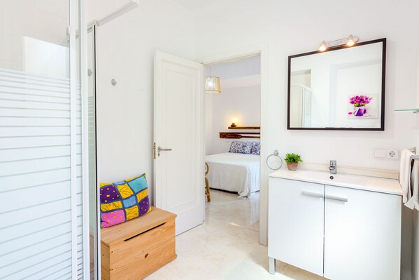 3 habitaciones, tabla de planchar con plancha y wifi gratis 