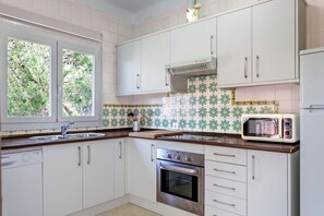 Refrigerador, microondas, horno y lavavajillas 