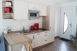 Fridge, microwave, dishwasher, coffee/tea maker