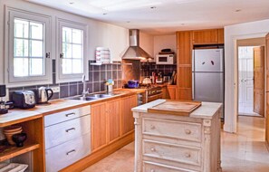 Fridge, stovetop, dishwasher