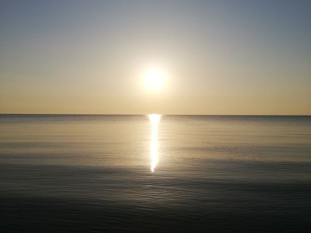 Rustig water dat zonlicht weerspiegelt.