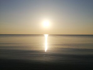 Água calma refletindo a luz do sol.