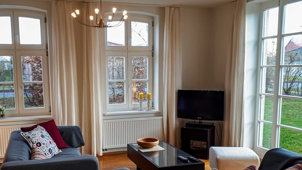 Un salon comprenant un canapé, une table basse, un téléviseur et une cheminée.