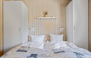 4 bedrooms, travel crib, free WiFi - 4 bedroom awesome home in Rømø (Rømø)