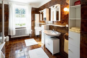 Haartrockner, Handtücher, Seife, Toilettenpapier