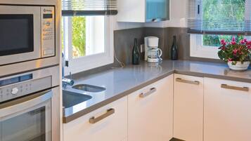 Frigorífico, placa de cocina, lavavajillas y cafetera o tetera