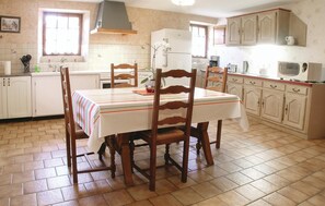 Microwave, dishwasher, cookware/dishes/utensils