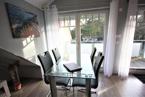 Unclassified image, 4 of 25, button