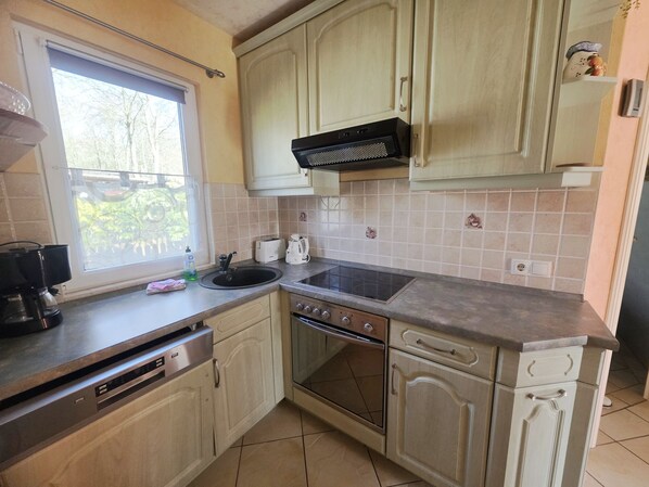 Fridge, oven, coffee/tea maker, electric kettle