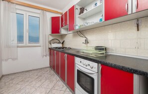 Refrigerador, parrilla de estufa y cafetera y tetera 