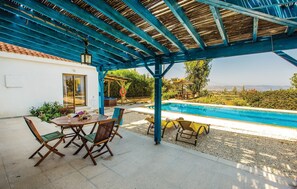 Outdoor dining - Stunning home in Argaka with WiFi (Argaka)