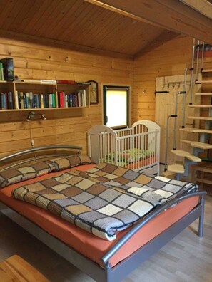 1 bedroom, travel cot, bed sheets