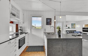 Kühlschrank, Herdplatte, Wasserkocher mit Kaffee-/Teezubehör