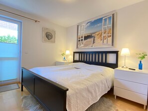 3 bedrooms, desk, travel crib, WiFi