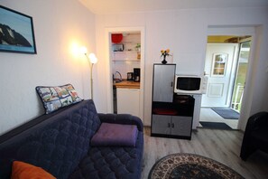 Una televisión, una chimenea