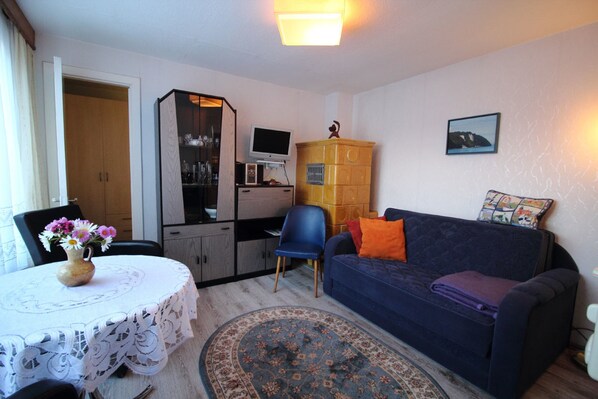 Unclassified image, 1 of 8, button