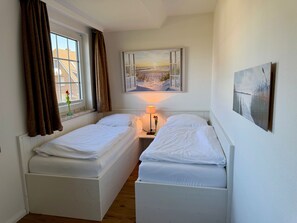 2 عدّة غرف نوم وخزنة داخل الغرفة وواي فاي وملاءات أسرّة