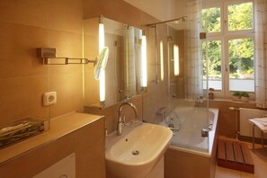 Douche, sĂšche-cheveux, serviettes fournies, savon