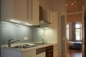 Kühlschrank, Mikrowelle, Ofen, Geschirrspüler