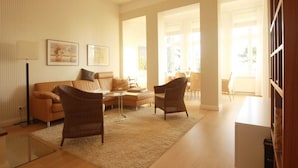 A spacious living room with a sofa, two armchairs, a coffee table, and a bookshelf. - *****Düne25 ++with SEA VIEW and only 10m from the beach++ - Apartment with 2 bedrooms (Zinnowitz)