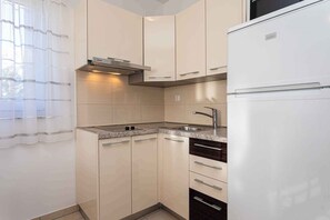 Kühlschrank, Mikrowelle, Herdplatte, Wasserkocher mit Kaffee-/Teezubehör