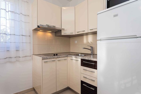 Fridge, microwave, stovetop, coffee/tea maker