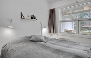 5 bedrooms, travel crib, free WiFi - Amazing home in Nexø with sauna (Nexø)