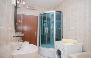 Combined shower/tub