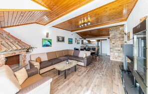 TV, table tennis, stereo