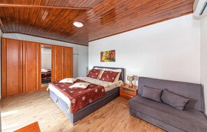 3 bedrooms, travel cot, free WiFi, bed sheets