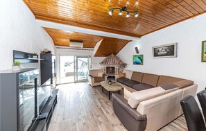 TV, ping pong, stereo