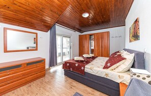 3 dormitorios, cuna de viaje, wifi gratis y ropa de cama
