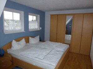 2 slaapkamers, een bureau, reisbedje, wifi