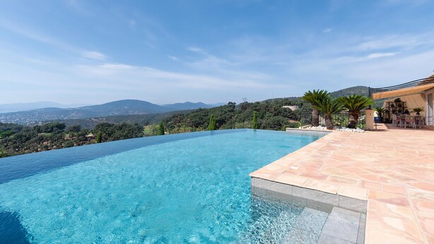 A clear blue infinity pool with a view of distant mountains and a lush landscape. - Lovely home in Sainte-Maxime with WiFi (Sainte-Maxime)