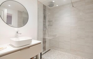 Combined shower/bathtub