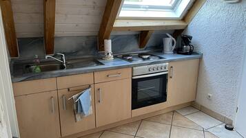 Een koelkast, een magnetron, een oven