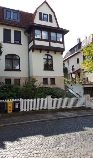 Unclassified image, 4 of 37, button