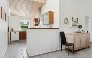 Réfrigérateur, plaque de cuisson, lave-vaisselle, cafetière/bouilloire