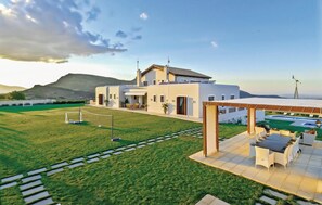 A modern house with a patio area, a pool, and a view of the mountains. - Beautiful home in Houdetsi,Heraklio (Houdetsi,Heraklio)