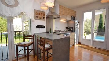 Een koelkast, een kookplaat, een vaatwasser