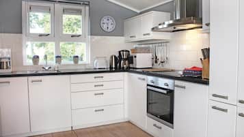 Een koelkast, een kookplaat, een vaatwasser