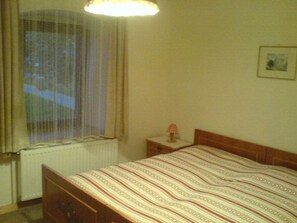 1 bedroom, bed sheets