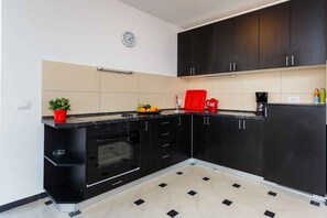 Fridge, oven, stovetop, coffee/tea maker - Holiday apartment with air conditioning (Milčetići)