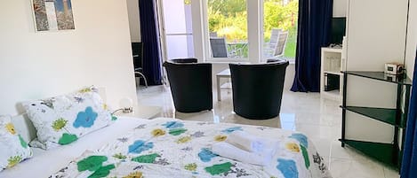 1 slaapkamer, een strijkplank/strijkijzer, wifi, beddengoed