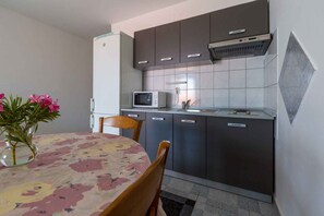 Réfrigérateur, micro-ondes, plaque de cuisson, cafetière/bouilloire