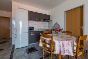 Frigorífico, microondas, placa de cocina y cafetera o tetera